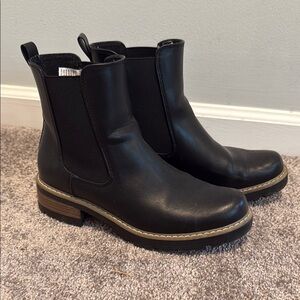 Universal Thread Black Chelsea Boots Sleek Design